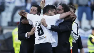 Marco (de costas) festeja com a equipa técnica do V. Guimarães o golo da final da Taça de Portugal com o Benfica, em 2013