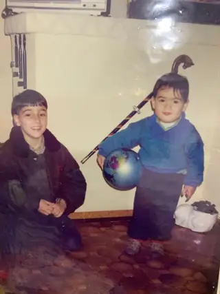 Em bebé, com um primo. E já com a bola debaixo do braço 