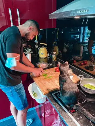 Marco gosta de cozinhar e diz que faz muito bem toda a espécie de risottos