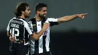 Marco a festejar um golo com Tiago Rodrigues, pelo Nacional