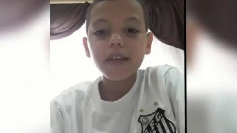 Bruninho tem 9 anos, é adepto do Santos e foi insultado por pedir a camisola a um jogador do Palmeiras. Pelé, Neymar e Romário defenderam-no