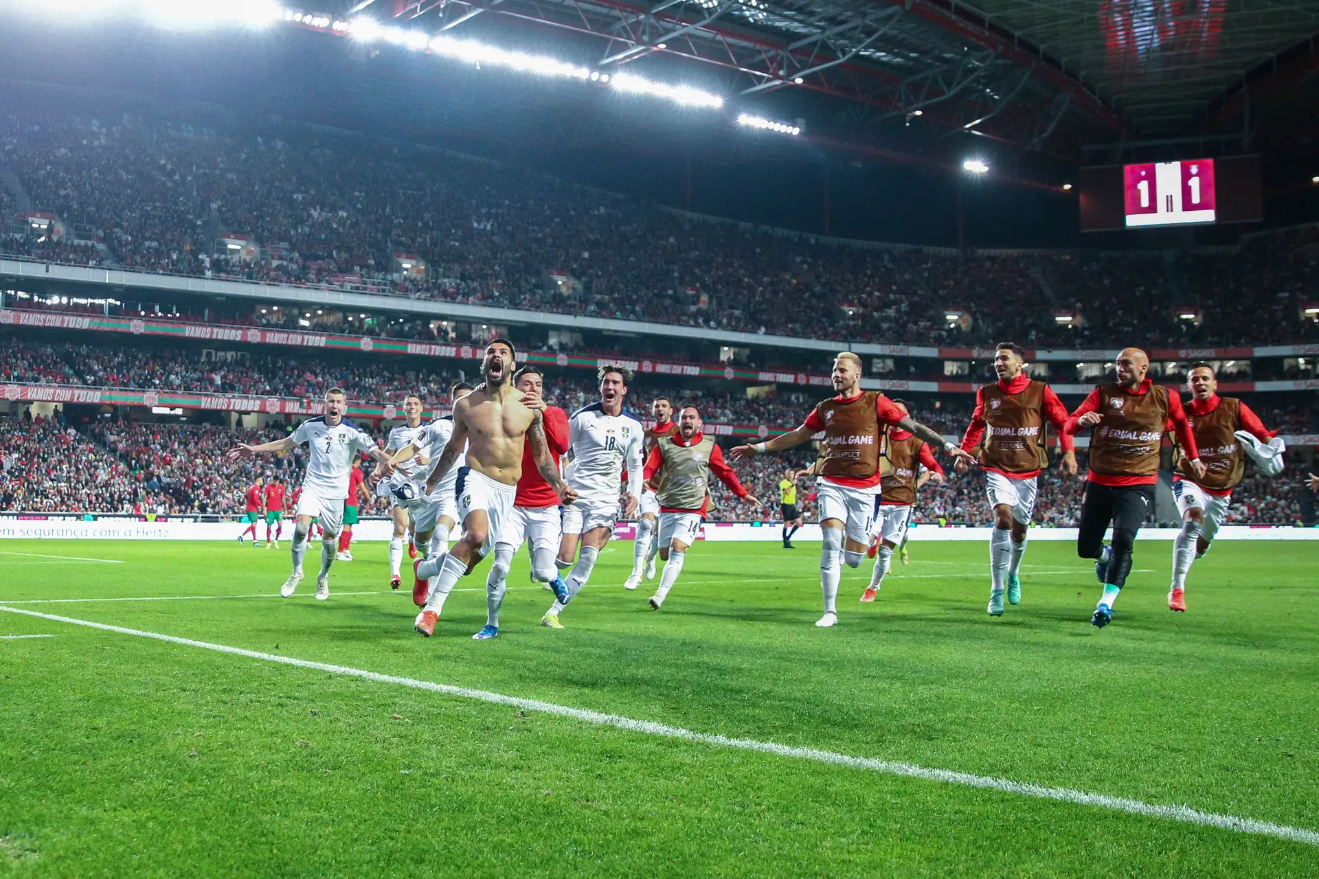 Foto Um homem se aproximando para pegar uma bola de futebol