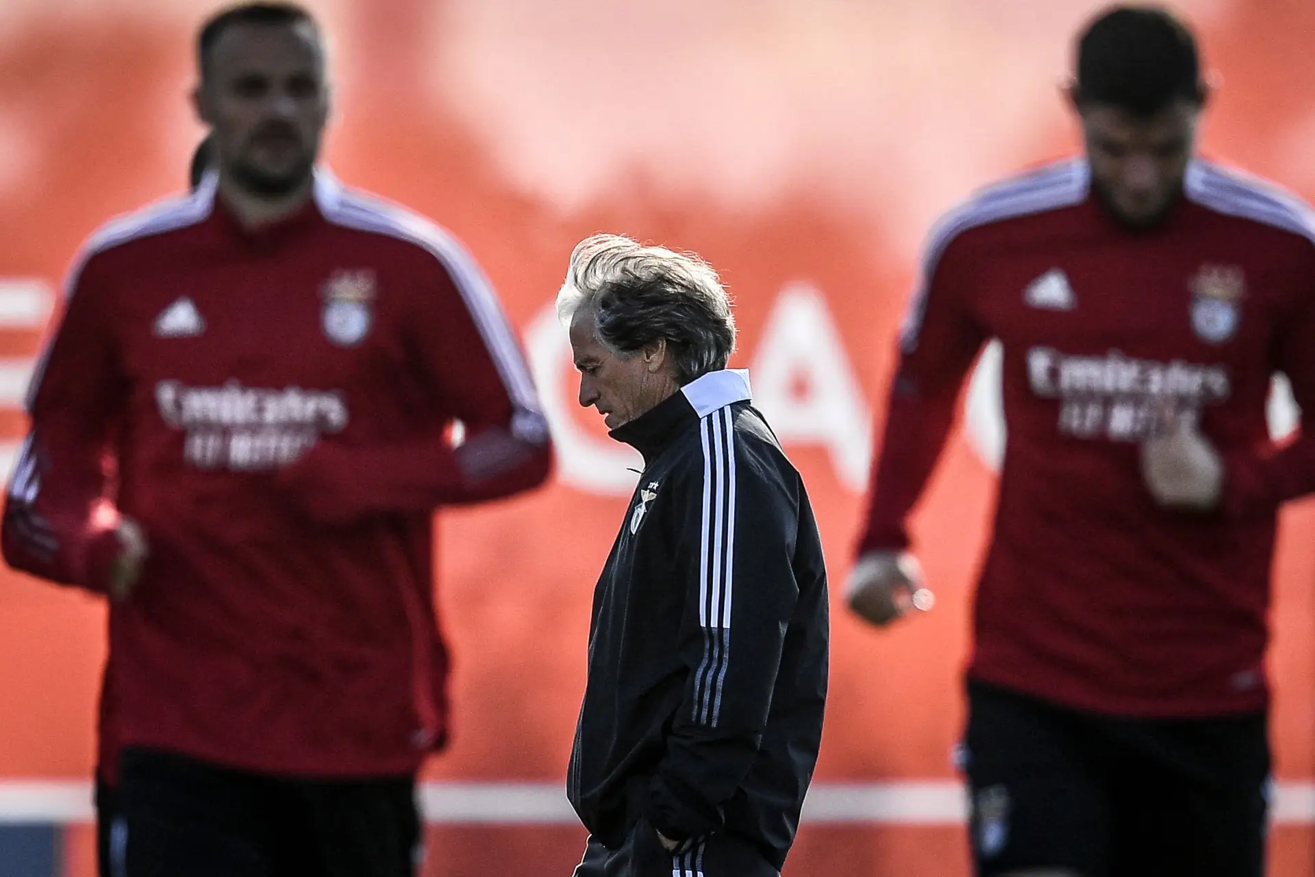 Jorge Jesus não vai estar no banco para a Taça com o FC Porto, mas regressa para o campeonato no Dragão, confirma Benfica em comunicado