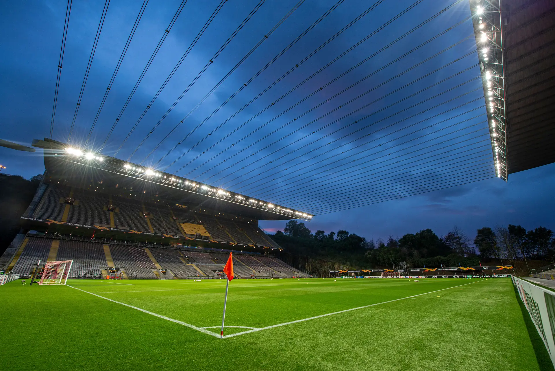 Sporting de Braga e Vitória de Guimarães também são alvo de buscas. Em causa estão suspeitas de fraude fiscal de €15 milhões