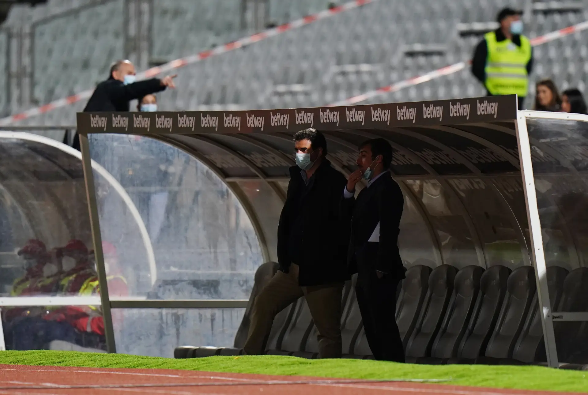 O banco sem suplentes do Belenenses SAD frente ao Benfica