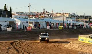 A solidão transitória do jornalista ao volante, ao fundo da recta da meta
