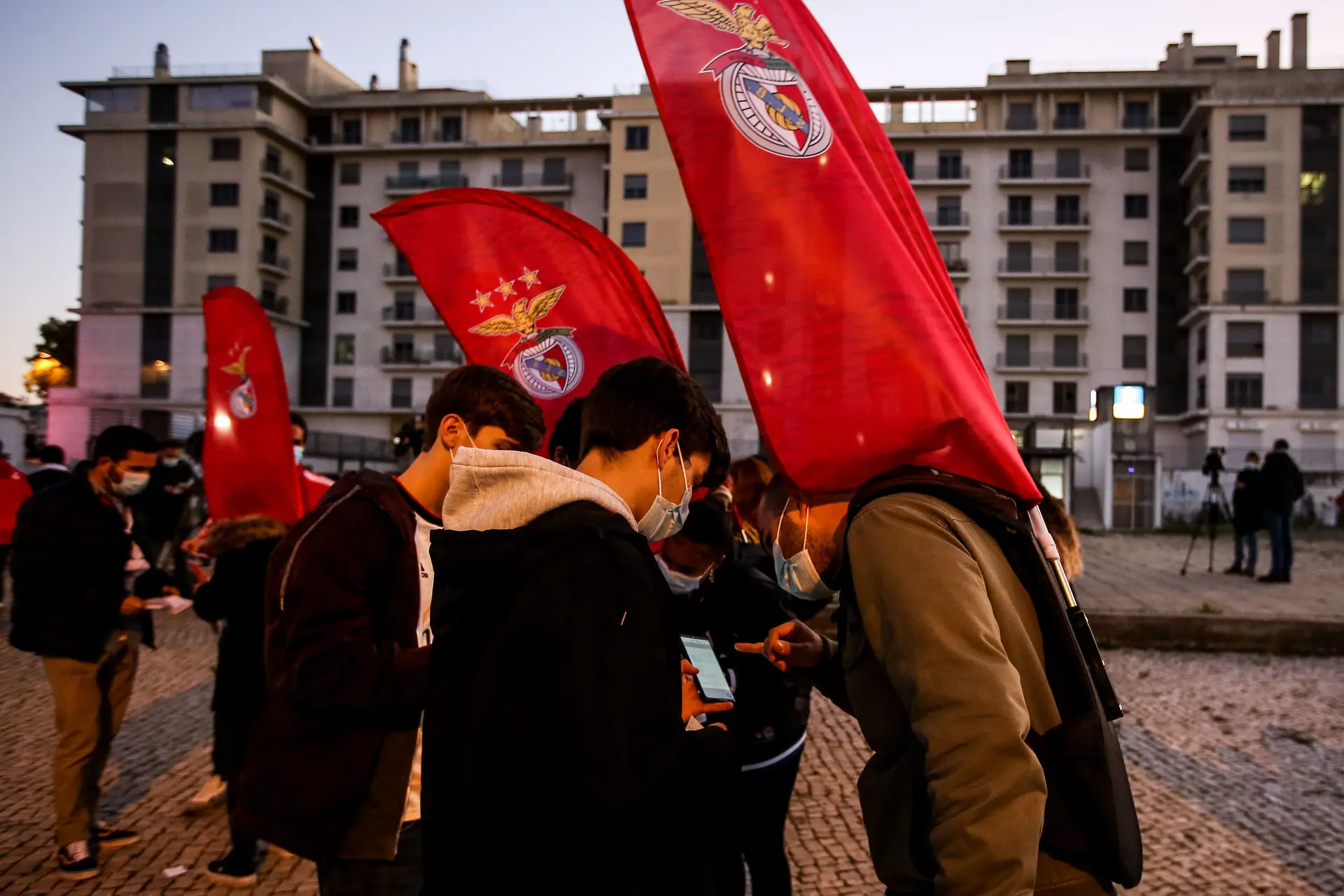 Mostre aqui a pulseirinha (as fotos da não-tão-confusa entrada no Benfica - Sporting)