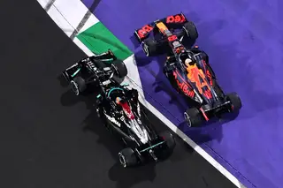 “Ele vai para lá do limite”, diz Hamilton sobre Verstappen. “Isto não é F1”, responde o neerlandês. A luta pelo título também fora da pista