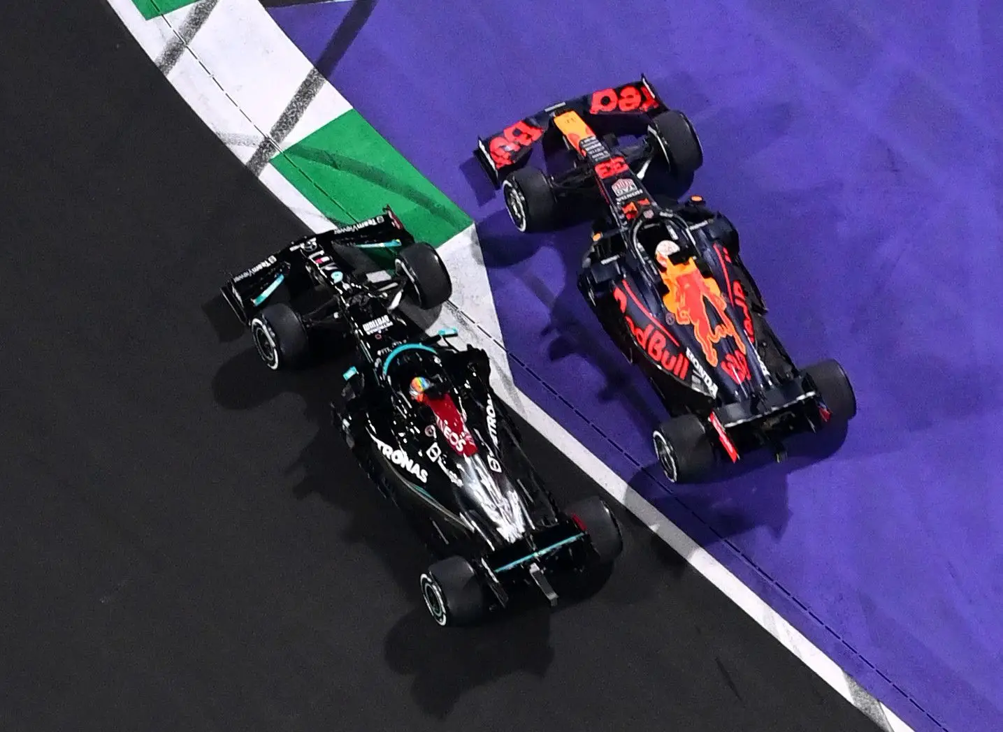 “Ele vai para lá do limite”, diz Hamilton sobre Verstappen. “Isto não é F1”, responde o neerlandês. A luta pelo título também fora da pista