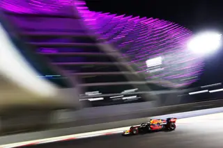 Round 1: vantagem Max. Verstappen parte da pole para o grande final da temporada de F1. Hamilton logo ao lado