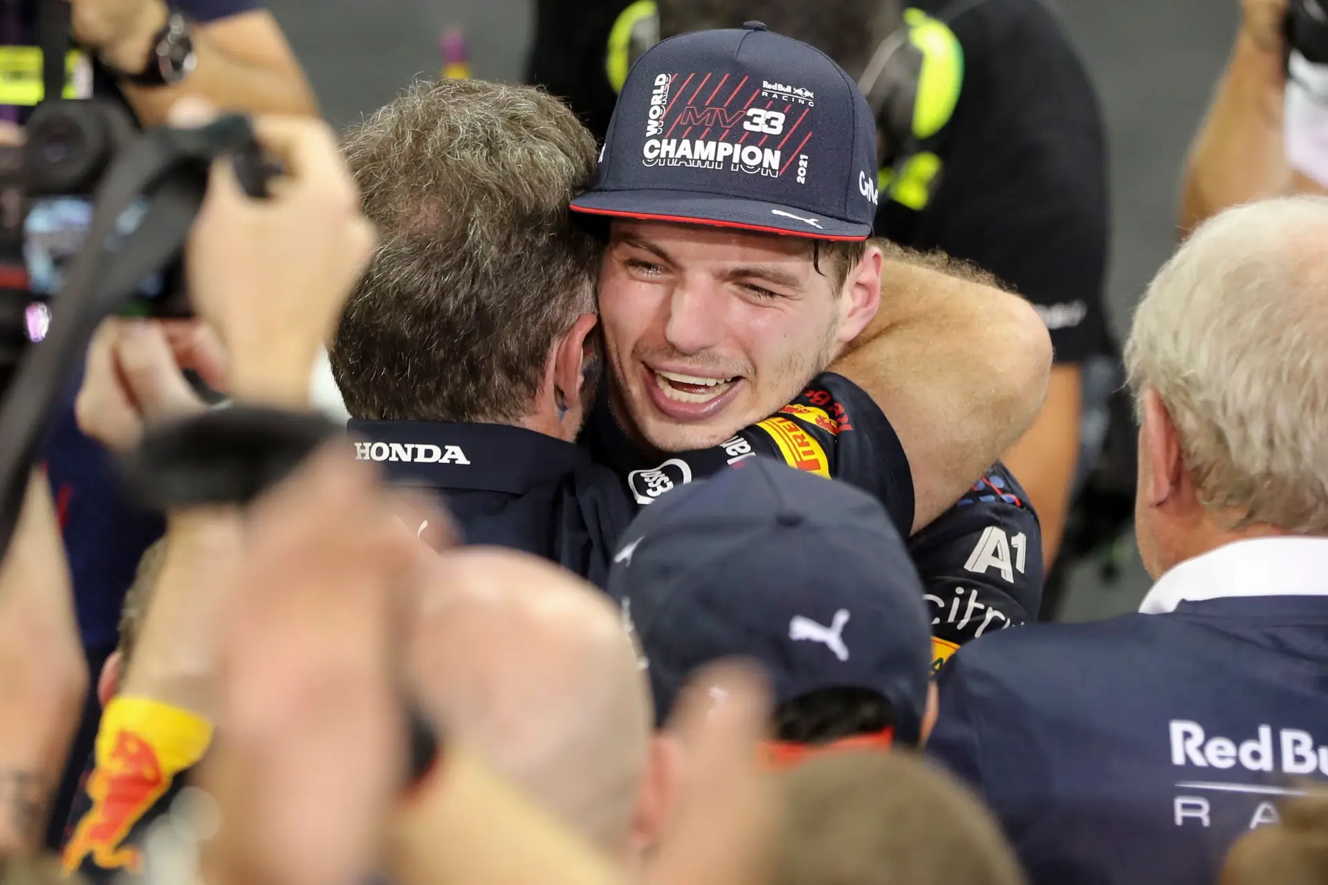 Rejeitados ambos os protestos apresentados pela Mercedes: Max Verstappen mantém o título mundial (mas ainda há recursos)