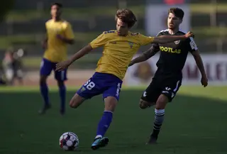 Mateus Fonseca num lance com Daniel Bragança num jogo entre Casa Pia e Estoril