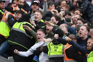 Hooliganismo dá sinais de vida em Inglaterra: adeptos de Tottenham e West Ham voltaram ao confronto, com insultos antissemitas à mistura