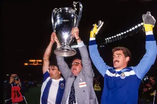 Jorge Nuno Pinto da Costa, em 1987, a levantar o troféu da Taça dos Clubes Campeões Europeus, com João Pinto