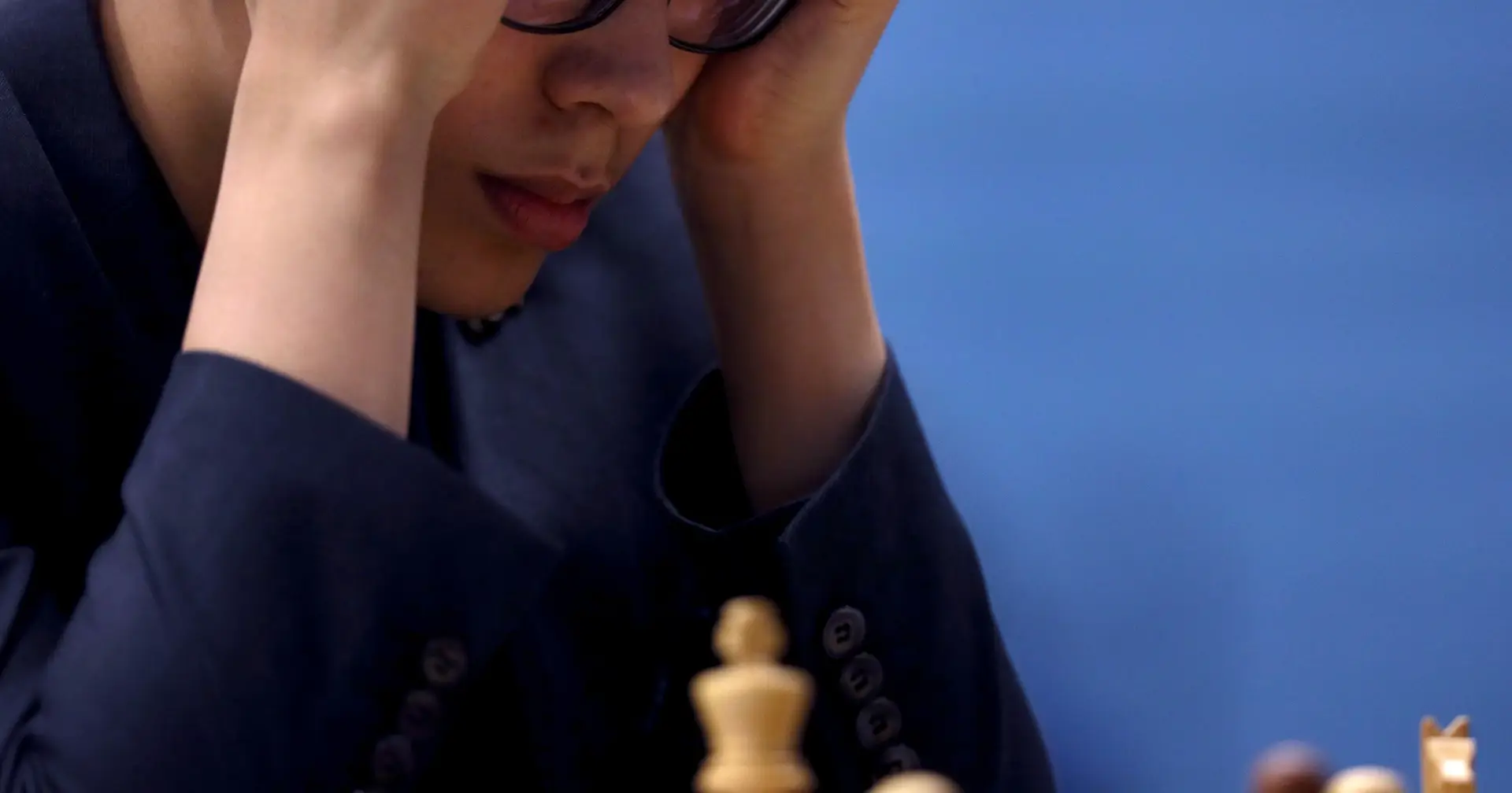 Abdusattórov tem 17 anos e venceu o Mundial de xadrez de partidas rápidas,  fazendo Carlsen cair