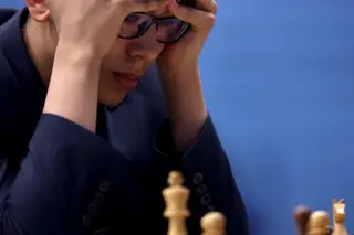 Abdusattórov tem 17 anos e venceu o Mundial de xadrez de partidas rápidas, fazendo Carlsen cair