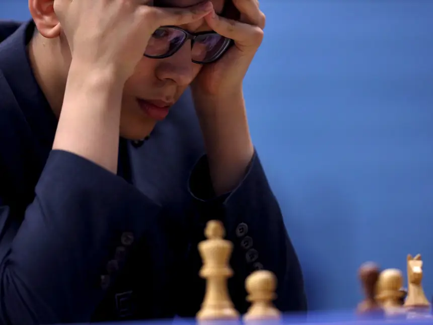 Abdusattórov tem 17 anos e venceu o Mundial de xadrez de partidas rápidas,  fazendo Carlsen cair