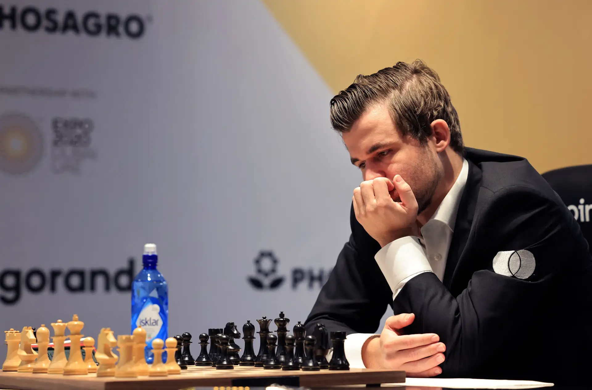 Abdusattórov tem 17 anos e venceu o Mundial de xadrez de partidas rápidas,  fazendo Carlsen cair