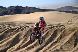 O Dakar conheceu os primeiros líderes: Nasser Al-Attiyah nos carros, Daniel Sanders nas motos