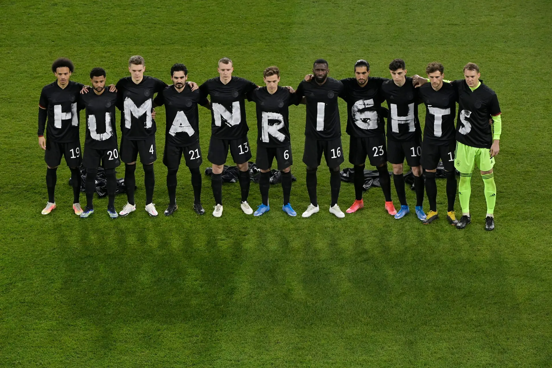 Espera-se que os jogadores, enquanto figuras públicas, se mantenham informados fora da sua bolha (Philipp Lahm sobre Catar, China e a democracia)