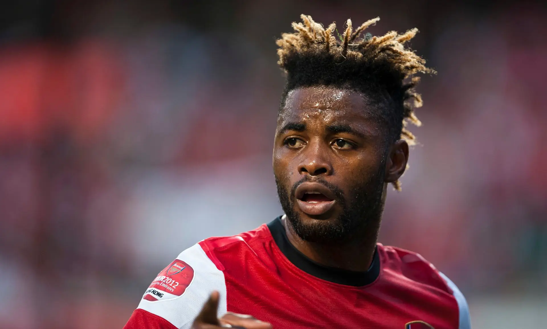 Depois de Arsenal e Barcelona, Alex Song joga num clube do Djibouti e tem uma marca de moda nos Camarões