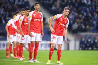 Vitinha à frente de Bruno Rodrigues e Guilherme Soares <strong>Foto:</strong> Diogo Cardoso/DeFodi Images via Getty Images