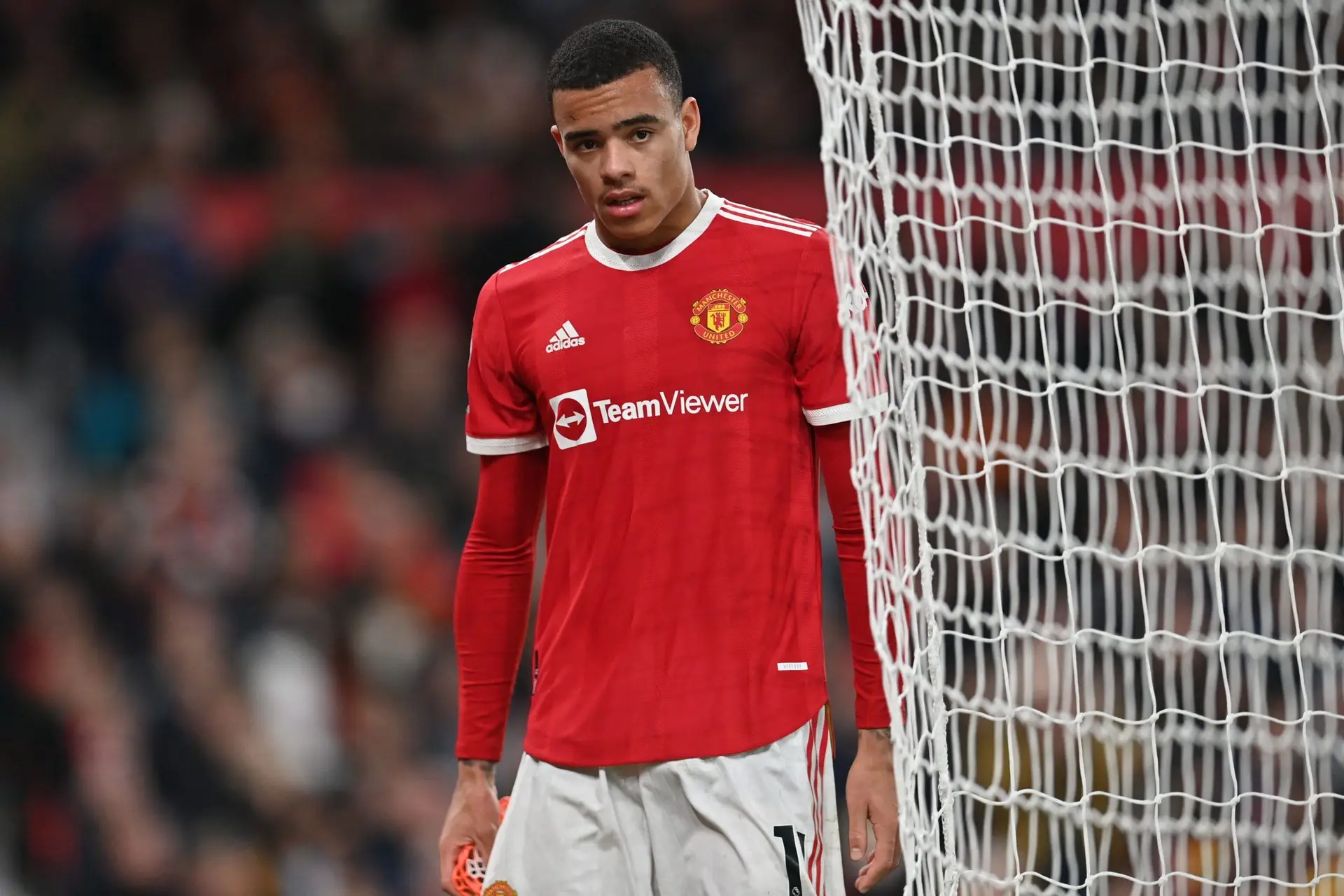 Mason Greenwood tem 20 anos, é jogador do Manchester United e foi suspenso devido a alegações de ter agredido uma mulher