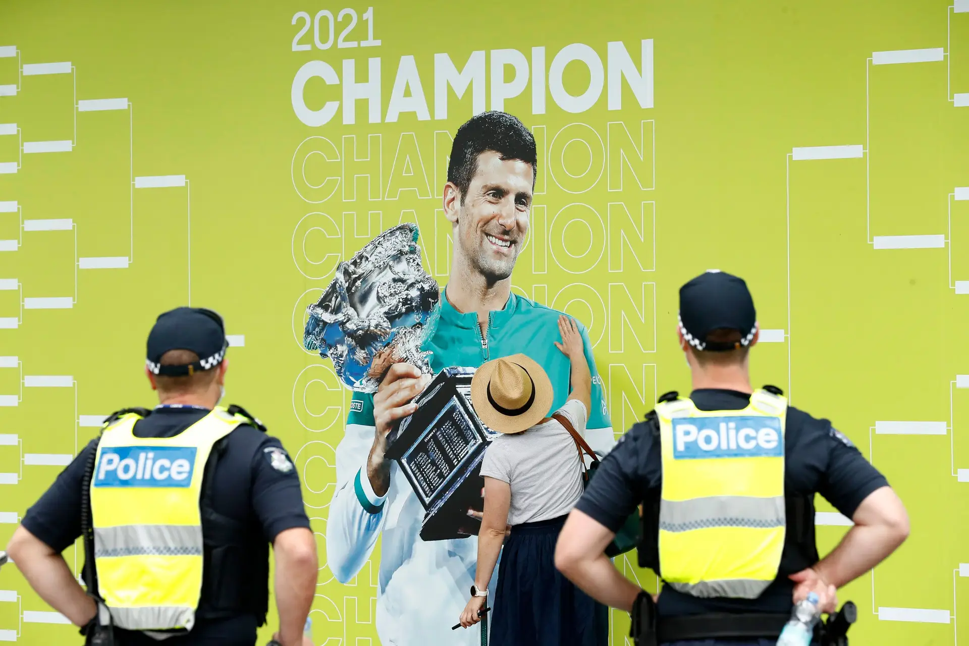 No segundo jogo após ser deportado, Djokovic volta a vencer em Dubai