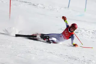 A queda de Mikaela Shiffrin no slalom gigante, a primeira das duas provas nas quais terminou desclassificada (Foto: Tom Pennington/Getty Images)