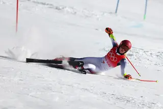 A queda de Mikaela Shiffrin no slalom gigante, a primeira das duas provas nas quais terminou desclassificada (Foto: Tom Pennington/Getty Images)