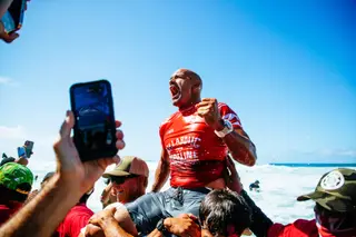A gritar pela última vitória, a menos de uma semana de chegar aos 50 anos, no Havai (Foto: Tony Heff/World Surf League via Getty Images)
