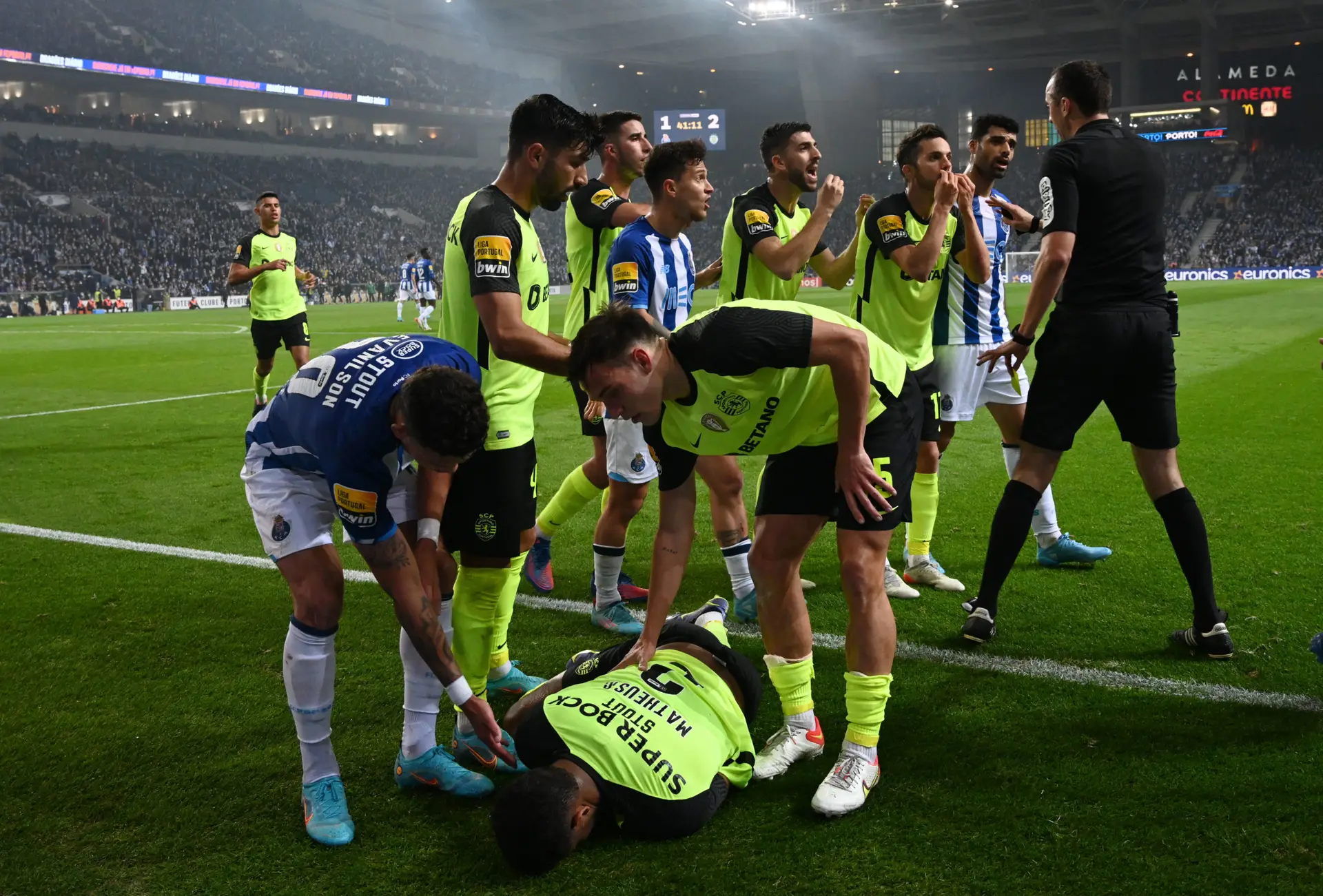 A (longa) lista de sanções do FC Porto-Sporting: Palhinha castigado com três jogos, Marchesín com dois, Pepe e Tabata suspensos preventivamente
