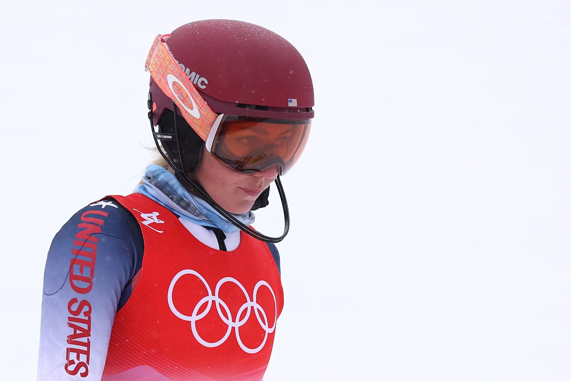 Mikaela Shiffrin voltou a cair e sente-se “uma piada”. Mas promete levantar-se: “Sou teimosa como o caraças”