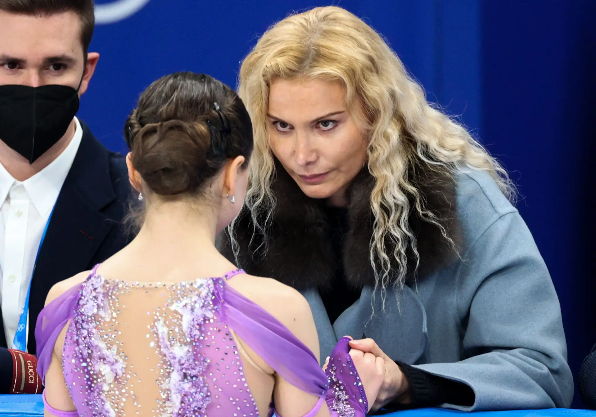 Eteri Tutberidze fala com Kamila Valieva durante os Jogos Olímpicos de Pequim