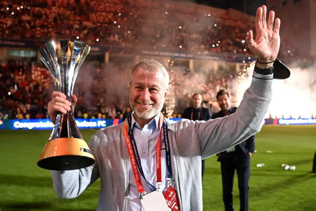 Abramovich com a taça de vencedor do Mundial de Clubes, competição ganha pelo Chelsea em fevereiro (Foto: Michael Regan – FIFA/FIFA via Getty Images)