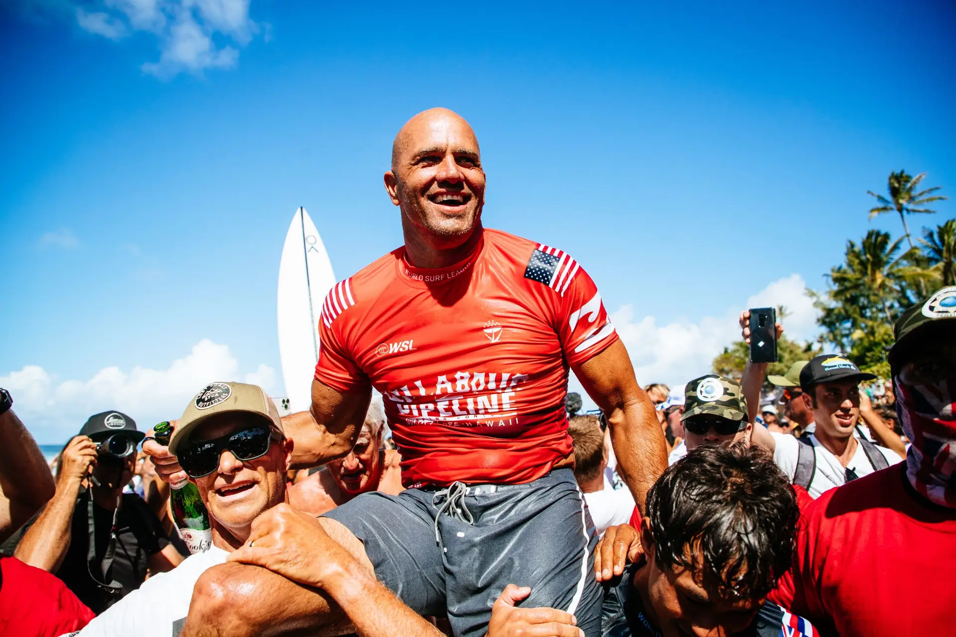 Entrevista a Kelly Slater: “Isto não me caiu no colo, trabalhei para caraças. Espero ter inspirado as pessoas a pensarem: ‘Holy shit, ele tem 50 anos. Eu posso fazer isto!’. E porque não?”