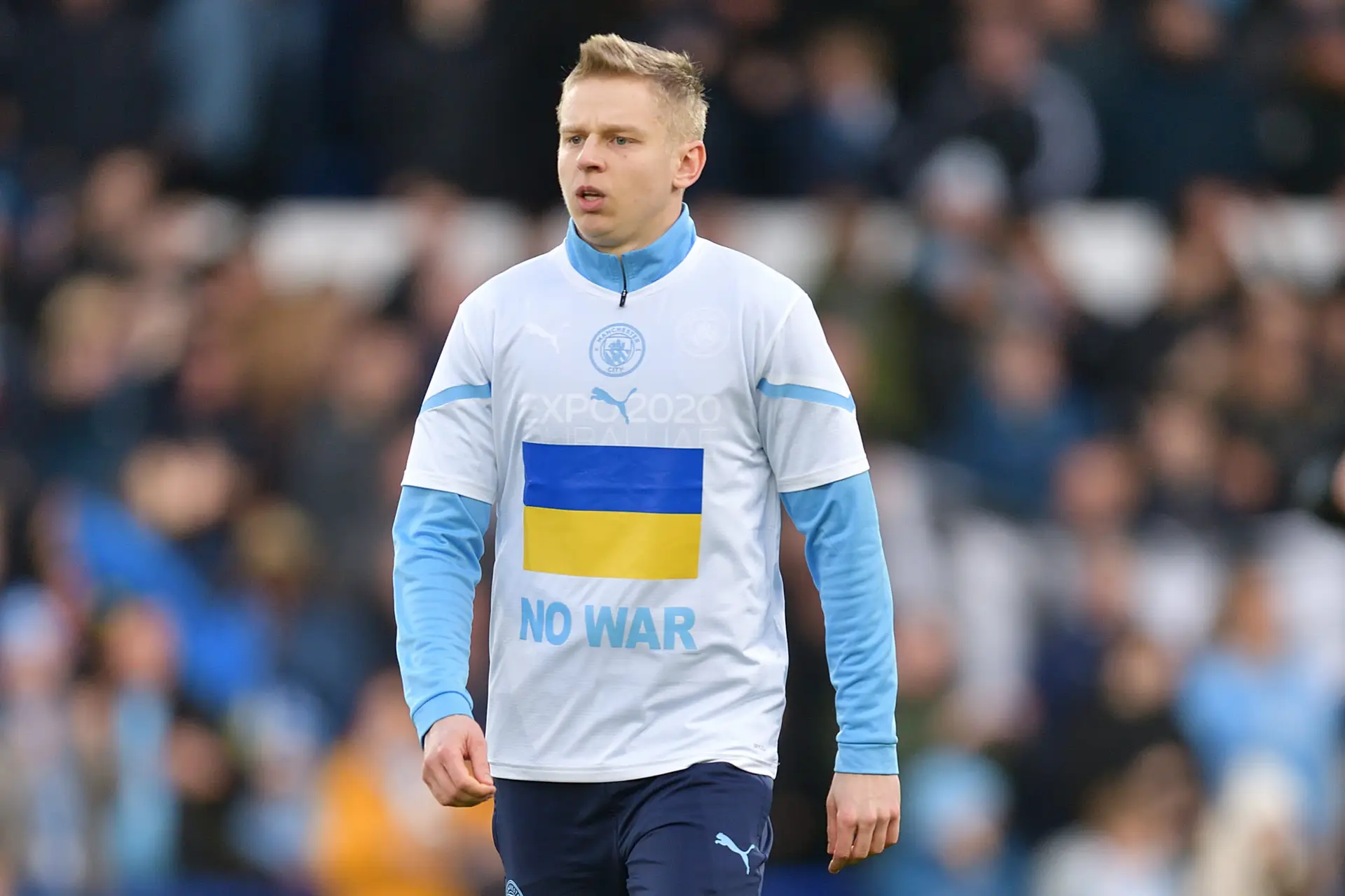 Zinchenko, com uma camisola com a bandeira da Ucrânia e a mensagem “Nâo à guerra”, antes do Everton – City da passada jornada da Premier League