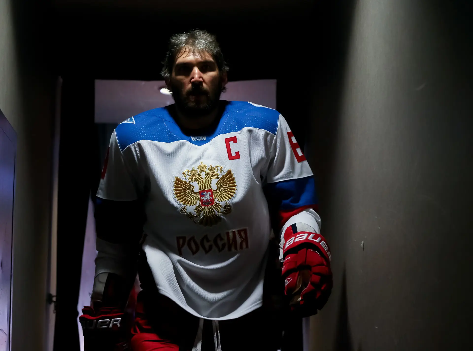 “Ele é o meu presidente”. O russo Ovechkin virou o melhor marcador europeu da NHL e já falou em “guerra”, mas ainda não abdicou da foto com Putin