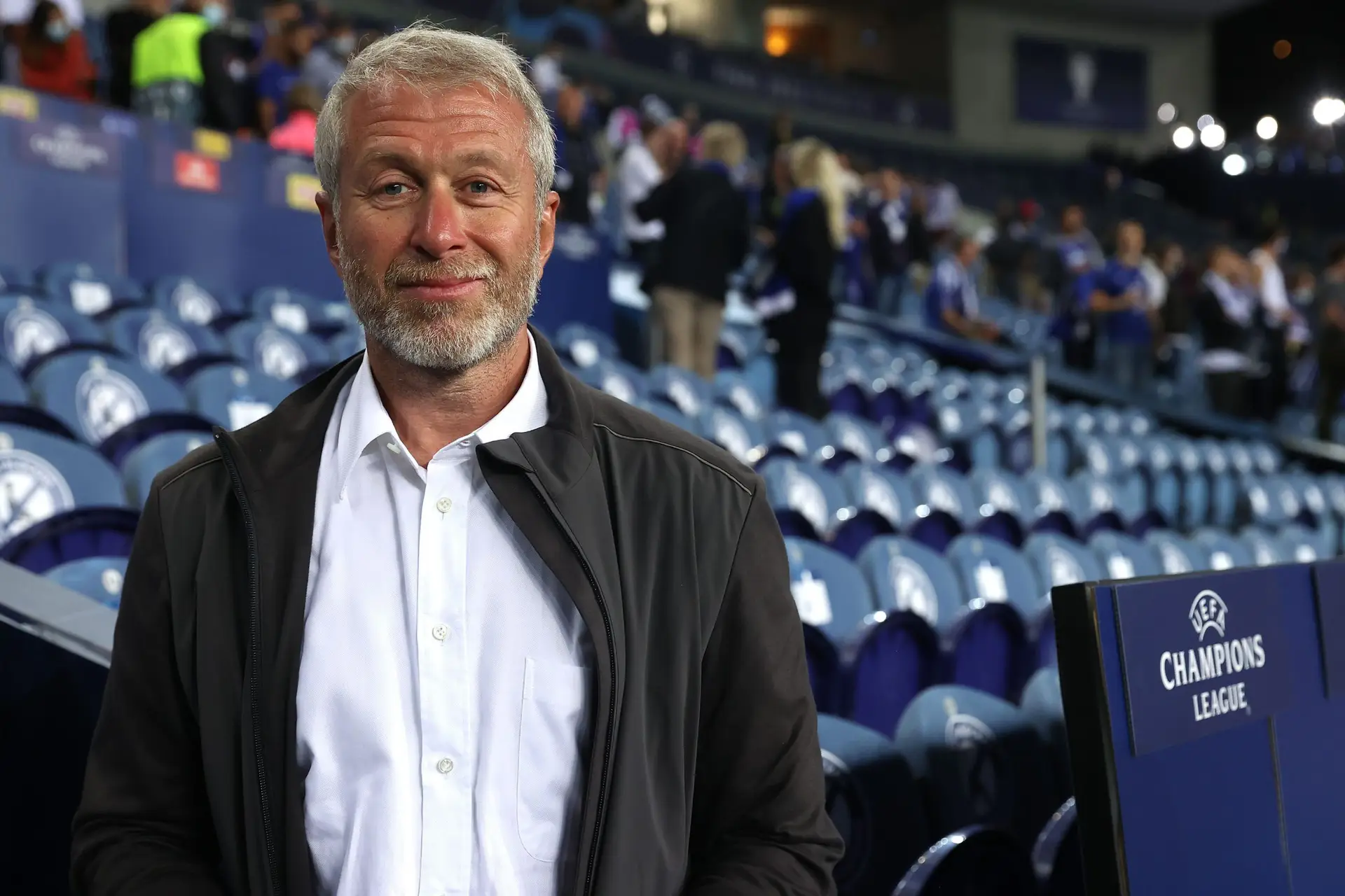 Sancionado pelo Reino Unido, Abramovich está impedido de vender o Chelsea. Clube inglês com “licença especial” para operar