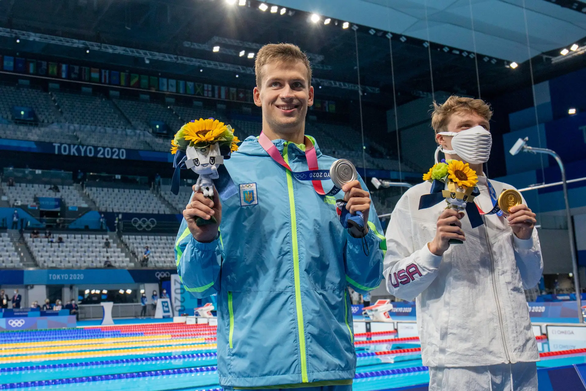 Mykhailo Romanchuk, nadador ucraniano, mostrar a medalha de prata que conquistou nos Jogos Olímpicos de Tóquio