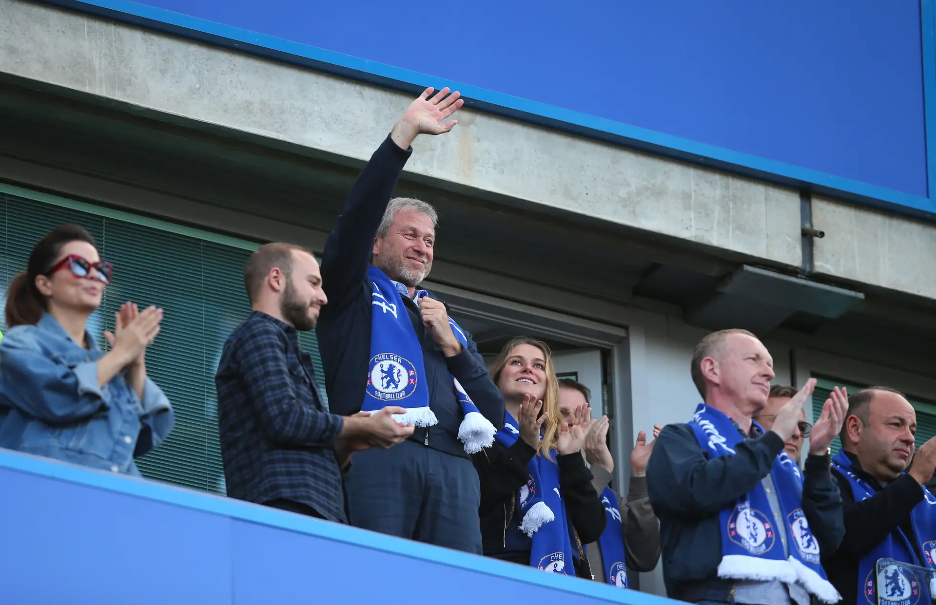 Chelsea de Abramovich com contas congeladas e patrocinadores em risco, mas interessados na aquisição podem abordar Governo britânico