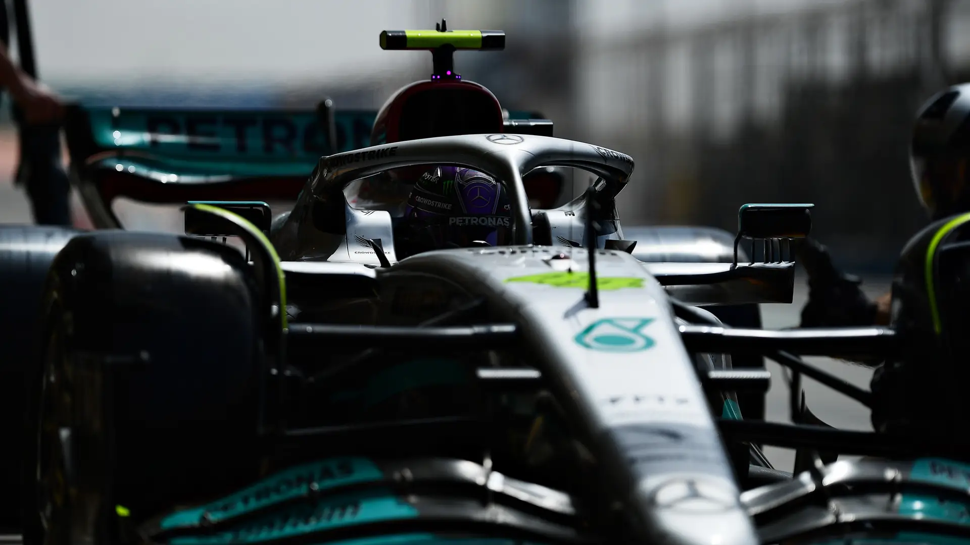 “Não estamos competitivos para ir atrás de vitórias”. Lewis Hamilton pouco otimista com o novo Mercedes. Ou é só areia nos nossos olhos?