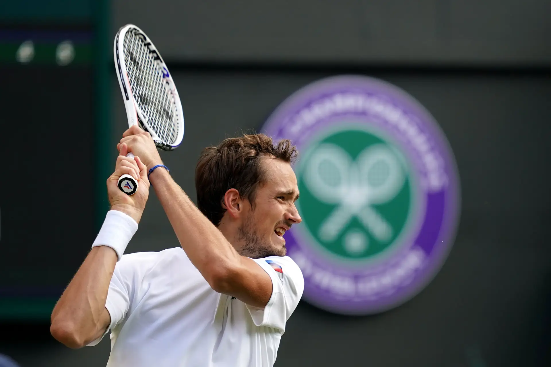 Djokovic escapa, abre vantagem e tem jogo suspenso em Wimbledon