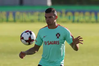 Portugal com baixa para a Turquia: Pepe com teste positivo à covid-19. Fernando Santos chama Tiago Djaló