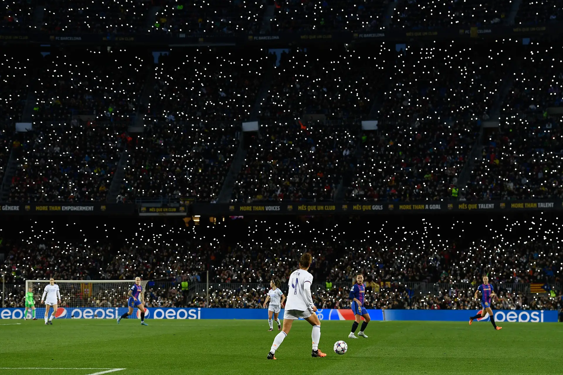 Futebol feminino bate recorde de público em jogo Barcelona x Real