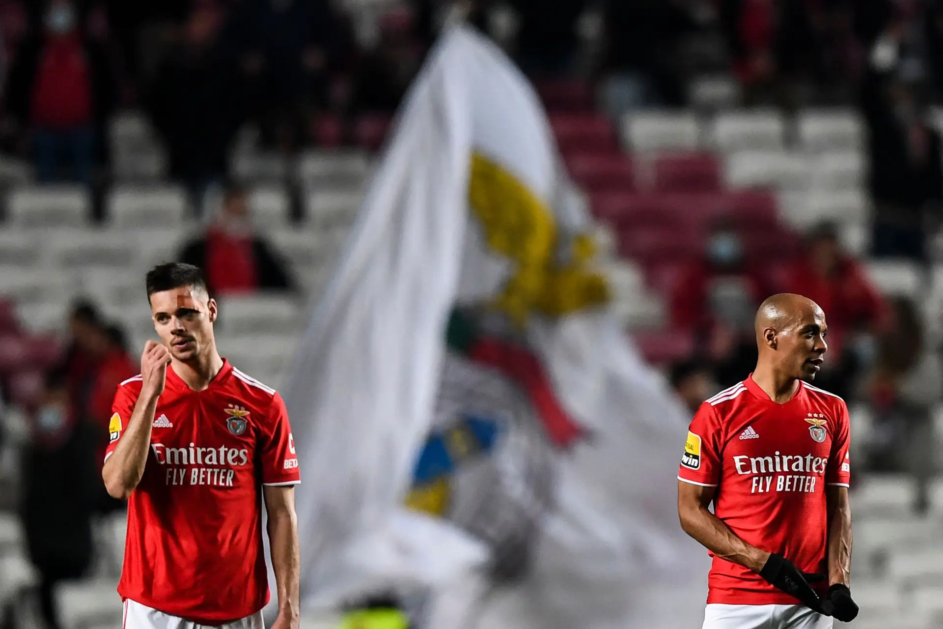 É nas áreas que se decidem os jogos, mas é o meio-campo que dá as condições com que a bola lá chega. E assim chegamos aos médios do Benfica