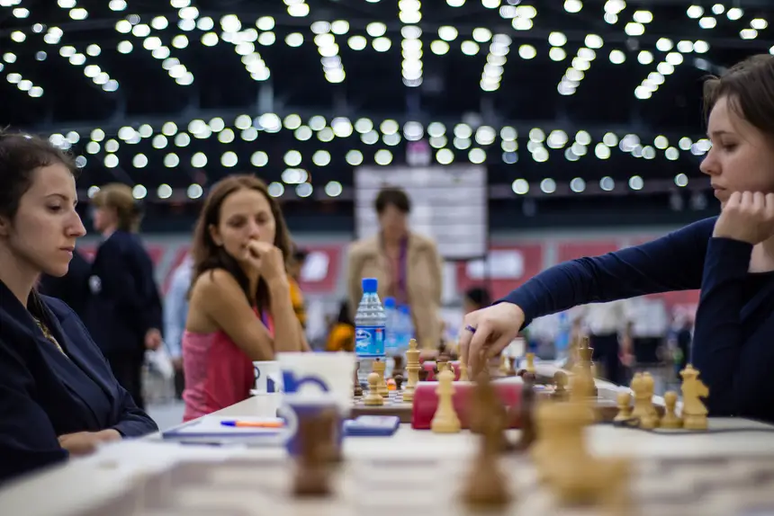 2022 é mesmo o ano da mulher no xadrez? “Uma árbitra, a meio de um