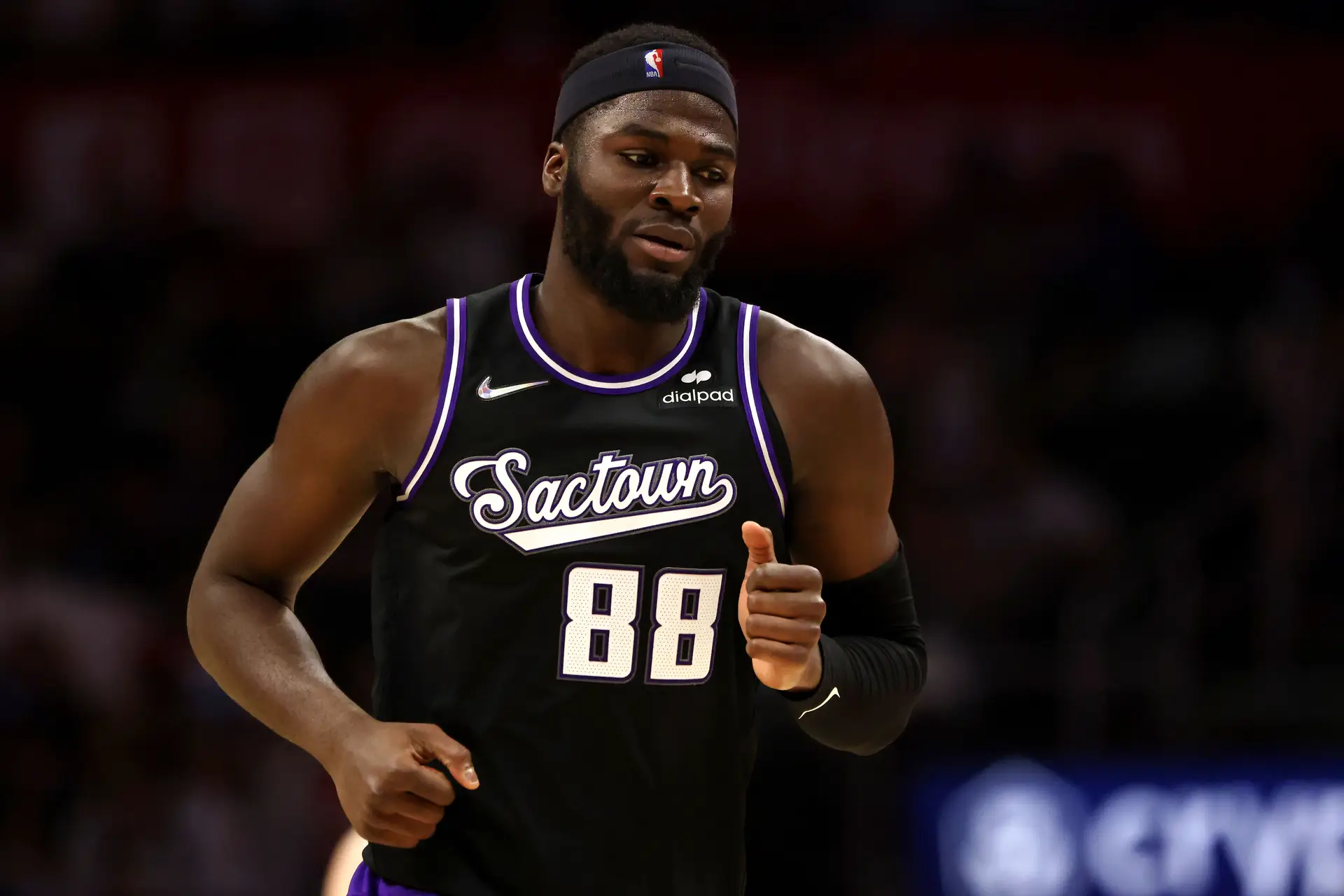Entre os poucos minutos na NBA e as boas prestações na G League, “há potencial para que Neemias Queta seja um jogador regular da NBA”
