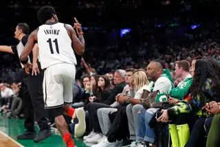 Kyrie Irving, dos Brooklyn Nets, multado em 50 mil dólares por gestos obscenos dirigidos aos adeptos dos Boston Celtics