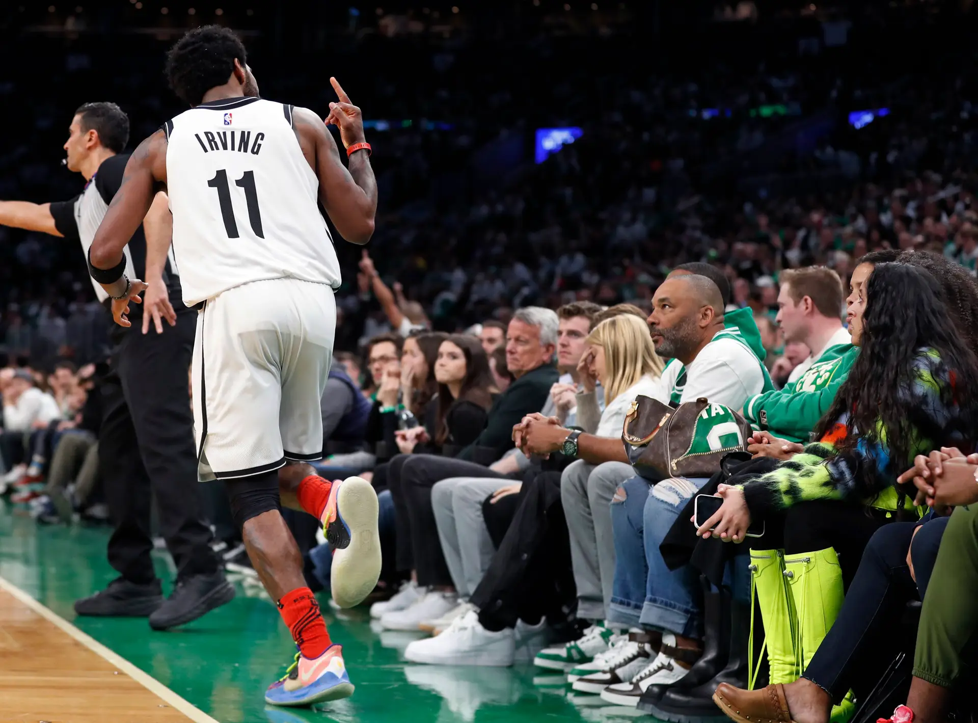 Kyrie Irving, dos Brooklyn Nets, multado em 50 mil dólares por gestos obscenos dirigidos aos adeptos dos Boston Celtics